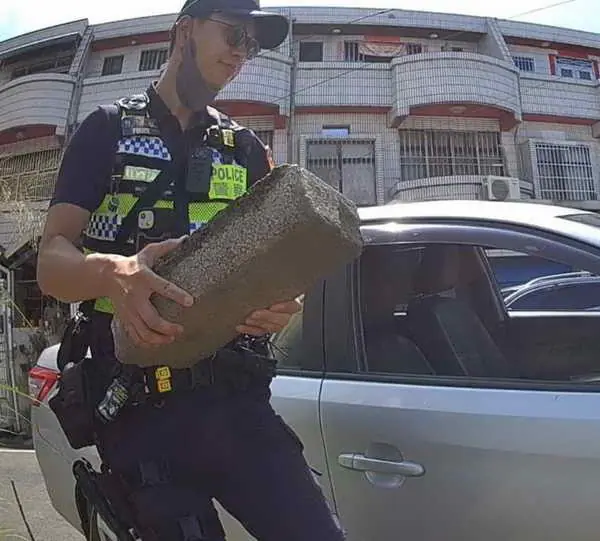 老婦駕車烈日拋錨 熱心斗六警揮汗助脫困1