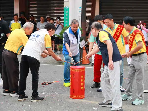 埔里瀛海城隍尊神聖誕遶境 王瑞德副縣長點起馬炮祈求平安1
