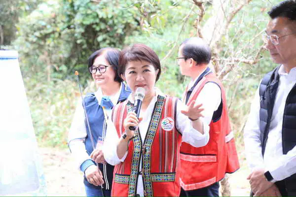 和平專案首站視察雪山坑登山步道 盧市長同框1
