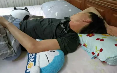 睡覺總是手高舉過頭 看似舒服但長期恐造成神經損傷