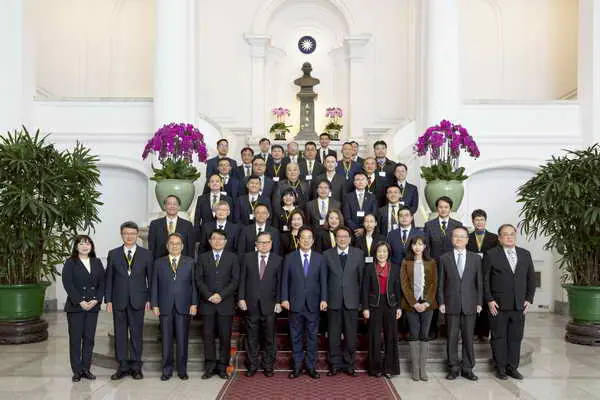 彰基發明三傑 老中青三代醫師獲總統接見1