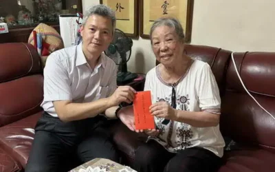 彰化執行分署溫馨登門 致敬91歲退休老師 分署長親送教師、中秋與重陽節的三重關懷與祝福