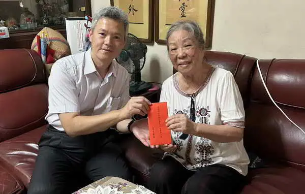 彰化執行分署溫馨登門 致敬91歲退休老師 分署長親送教師1