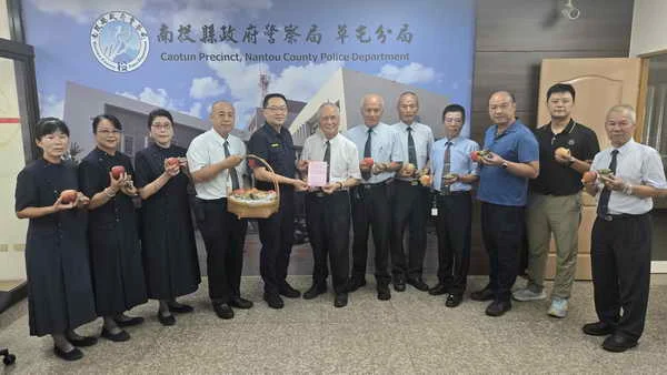 粽情義深傳祝福 草屯慈濟端午前慰問警消1