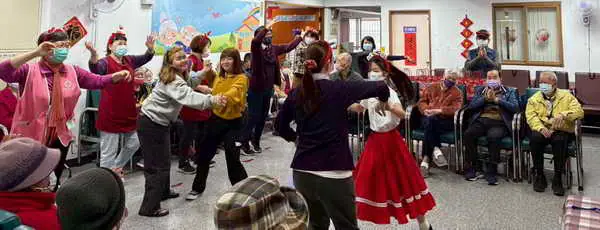 童心鼓聲迎新春 草屯療養院溫暖陪伴失智長輩