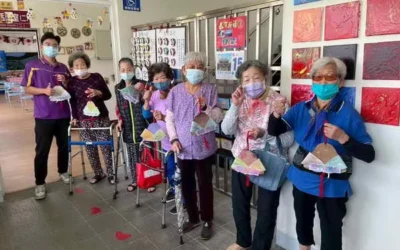 粽情溫暖包你幸福 草屯療養院附設北勢里日照中心帶長者體驗「彩鹽繪粽」創意手作