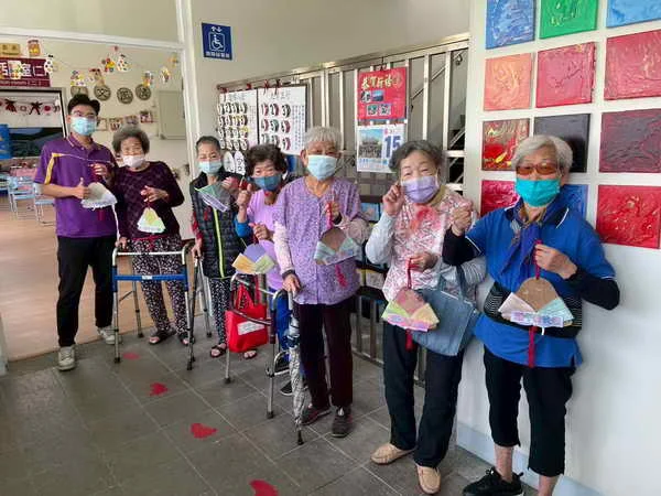粽情溫暖包你幸福 草屯療養院附設北勢里日照中心帶長者體驗1