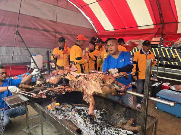 馬鳴山鎮安宮遶境吃飯擔熱鬧登場 萬人齊聚吃平安 傳承發揚五年千歲信仰民俗文化