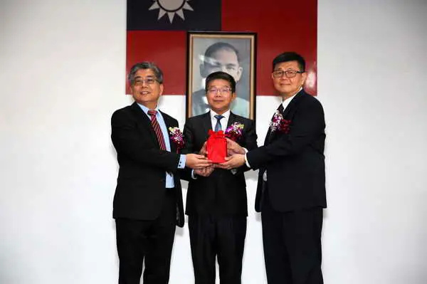 台電雲林區營業處新卸任處長交接 蔡緒良走馬上任1