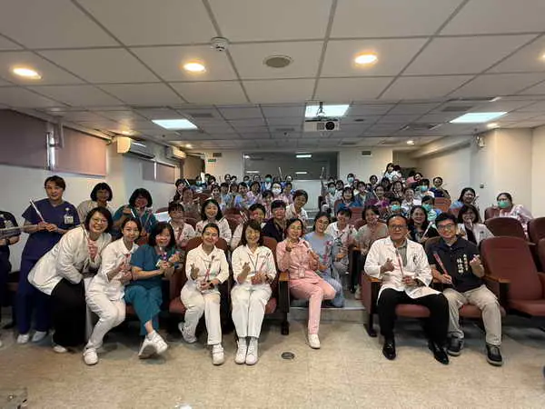 衛福部南投醫院歡慶國際護師節 表揚優良與資深護理同仁 傳遞守護健康的溫暖力量1