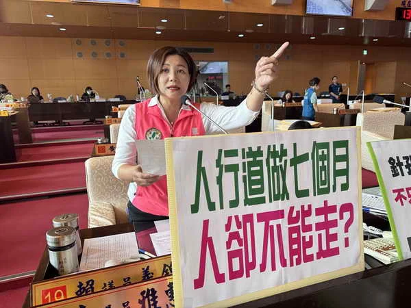 市議員陳雅惠指台中市南區復興路人行道施工引發民怨 要求市府儘速改善