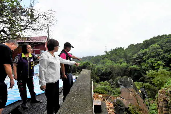 豪雨侵襲 視察芬園鄉災情 道路邊坡崩塌1