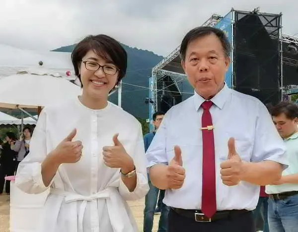 唯心聖教學院應用易經碩士班畢業典禮 許淑華縣長頒獎祝福1