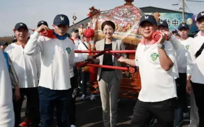 鳳山寺謁祖刈香回鑾 許縣長恭迎扶轎遶街