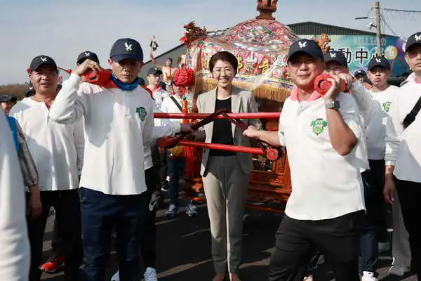 鳳山寺謁祖刈香回鑾 許縣長恭迎扶轎遶街