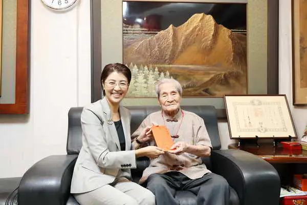 人間國寶王清霜等人瑞慶百歲 許縣長致贈萬元禮金及金鎖片1