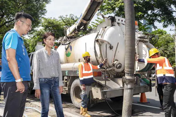 加強防汛整備 許縣長視察南投市道路排水清淤1