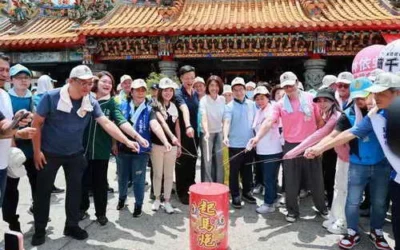 南投指南宮城隍爺聖誕遶境祈安 許縣長點起馬炮祈福