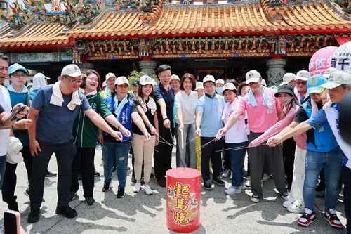 南投指南宮城隍爺聖誕遶境祈安 許縣長點起馬炮祈福1