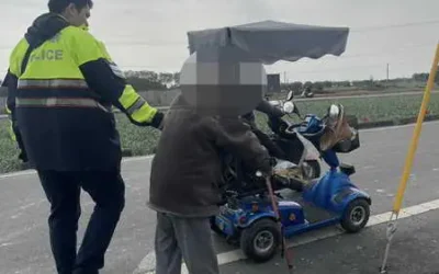 鄉間道路一幕暖景 警攙老翁平安回家