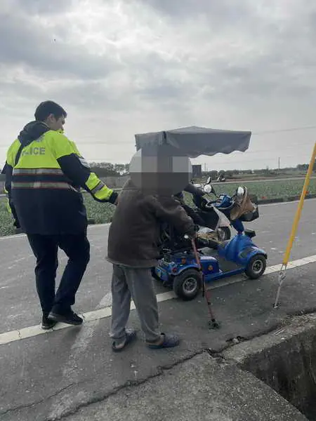 鄉間道路一幕暖景 警攙老翁平安回家1