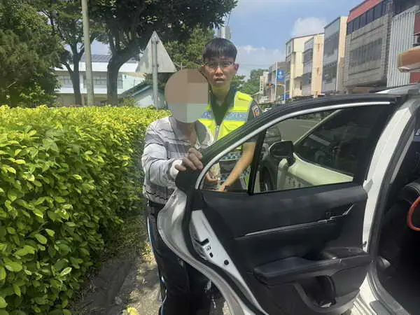 酷暑中見溫情 警方助老翁安全返家1