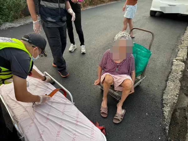 巡邏眼尖發現異狀 警消合力救援路倒老婦1