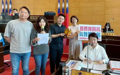 新議政聯盟議員送紅蛋皇冠 賀超巨蛋生蛋成功 盧秀燕民調全國第一