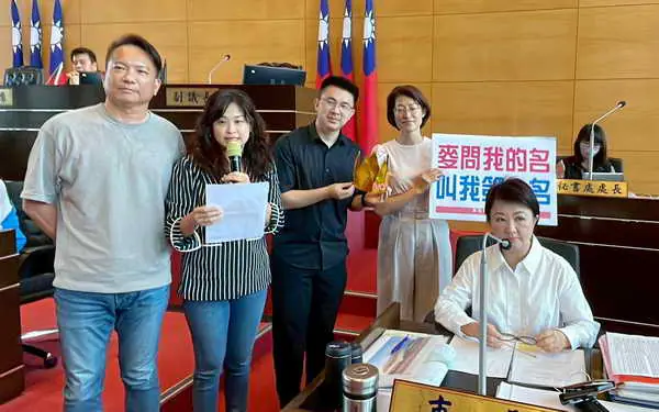 新議政聯盟議員送紅蛋皇冠 賀超巨蛋生蛋成功 盧秀燕民調全國第一1