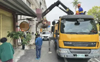 斗六警聯手清潔隊清除路障 還路於民保障交通安全