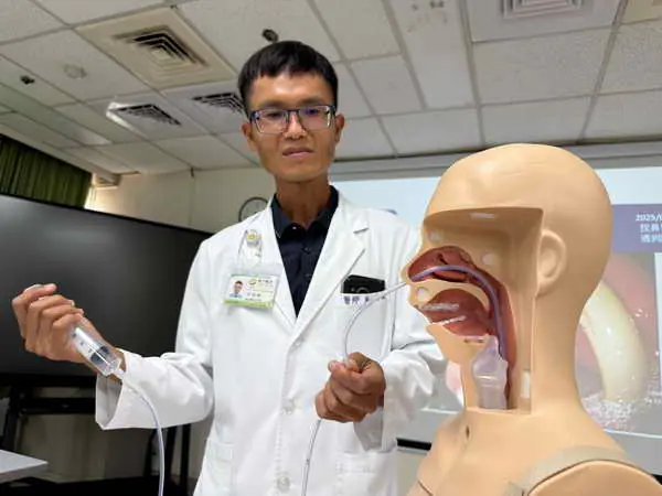 鼻胃管在胃打結卡卡 醫籲勿強行拔管1