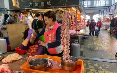 春節前夕走入市場拜早年 陳雅惠建國市場發春聯向攤商送祝福