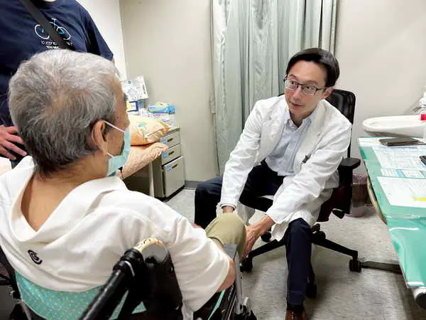 老翁跌倒變長短腳 髖關節置換好行走1