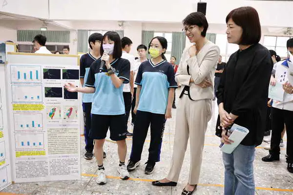 許縣長出席中小學科展頒獎 鼓勵全國賽再獲佳績