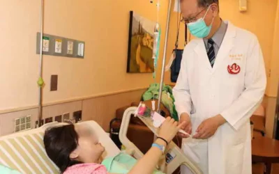 志工巧手編織康乃馨 龔嘉德遞祝福