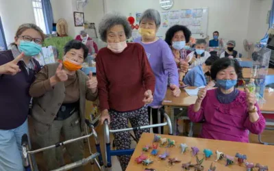 清明不只祭祖!手作鑰匙圈縫出彩色銀髮生活 草屯療養院附設南投縣公立社區長照機構長輩變身「皮革職人」