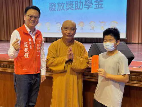 孝親沐足感恩活動溫馨登場 孩子真情擁抱感動全場1