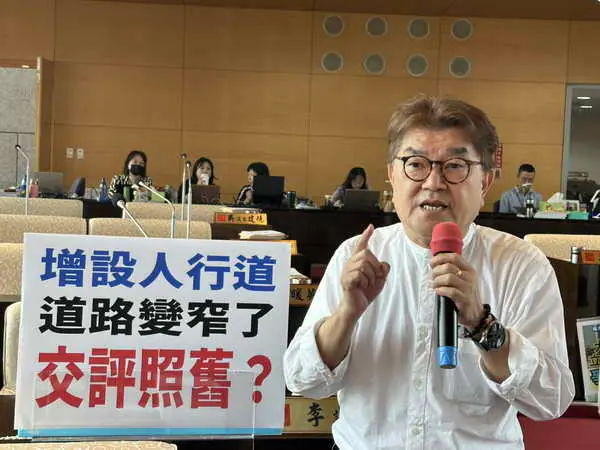 市議員李中指人行道的闢建縮減原本道路空間1