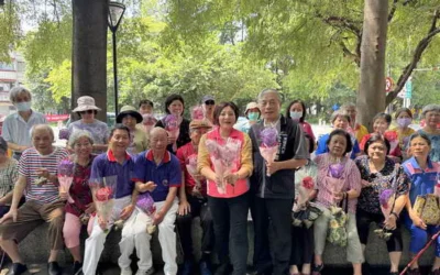 氣球花活力綻放!市議員陳雅惠前進東門里 陪長輩健康操、提前歡慶母親節