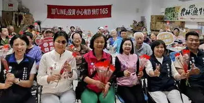 溫馨母親節快到了斗六市長及立委張嘉郡準備了康乃馨和小蛋糕送長青食堂長輩溫馨滿堂