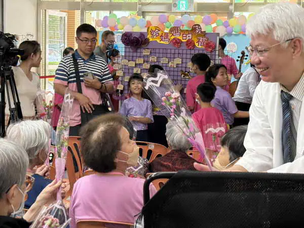 臺中醫院母親節感恩音樂會老少同樂1
