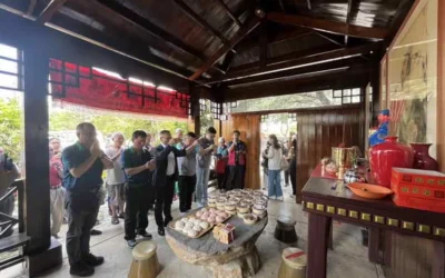 埔里酒廠退休員工回娘家祭拜酒神杜康