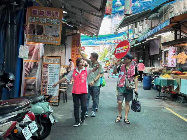 市議員陳雅惠陪同罷免志工走進南區第三市場展開掃街拜票1