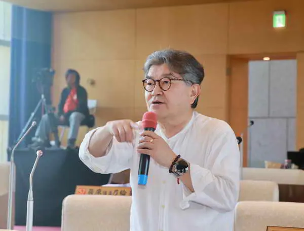 市議員李中針對日前進行人行道暨道路改善工程的忠明南路要求相關單位應思考比例1
