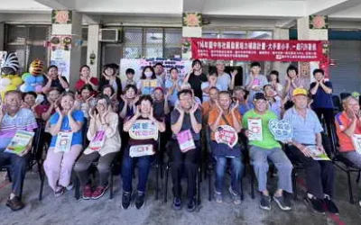 和平國中暑期輔導走入社區,祖孫共學用手機記錄長者笑容