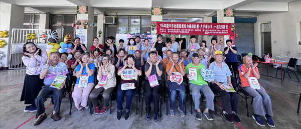 和平國中暑期輔導走入社區,祖孫共學用手機記錄長者笑容1
