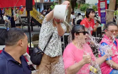 南投縣議員簡千翔主辦一場很消暑的「南投玩水節」,吸引大批孩童前來戲水