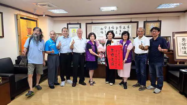 雲林縣濁水溪書畫學會理事長王寶雅與副理事長鄭東來等人拜訪縣長及市長談全國濁水溪盃書法比賽等事宜1