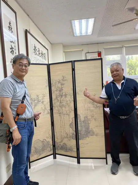 大陸台商段復龍贈送一座竹製屏風給埔里國小1