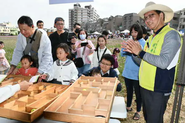 在浪漫的花海活動遇見幸福1